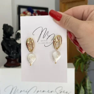 Pendientes de flamenca dorados con una perla marina.