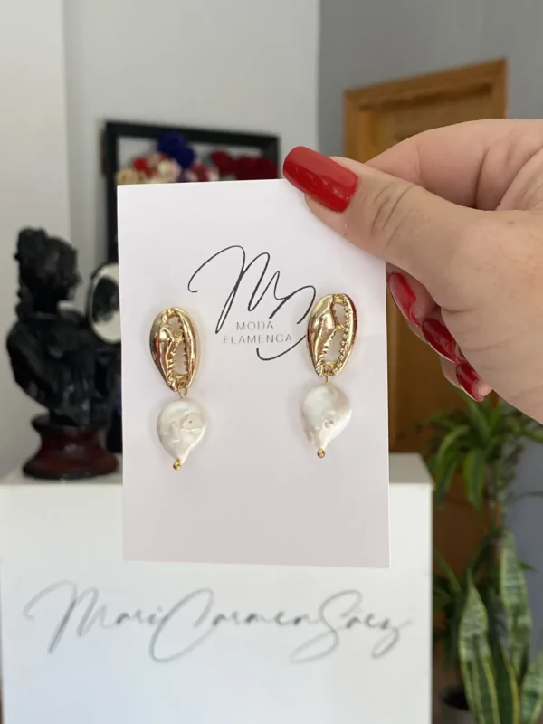 Pendientes de flamenca dorados con una perla marina.