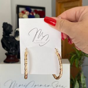 Pendientes de flamenca dorados de aro ancho.