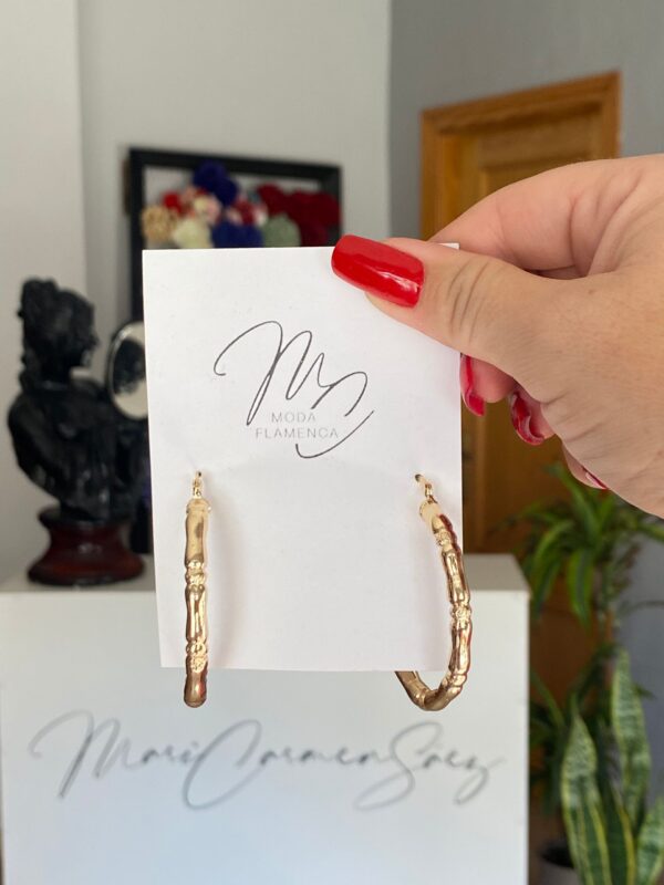 Pendientes de flamenca dorados de aro ancho.