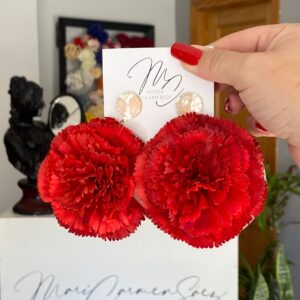 Pendientes de flamenca de claveles rojos.