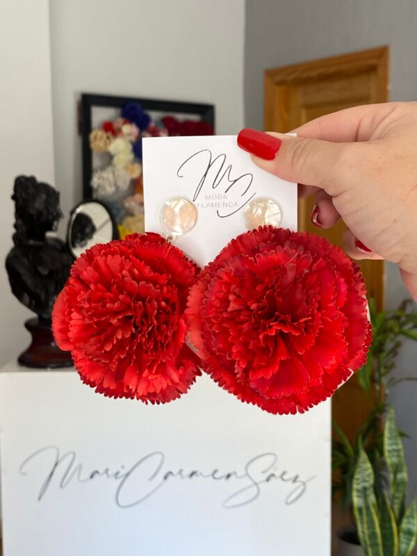 Pendientes de flamenca de claveles rojos.