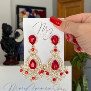 Pendientes de flamenca de brillos y cristales rojos.