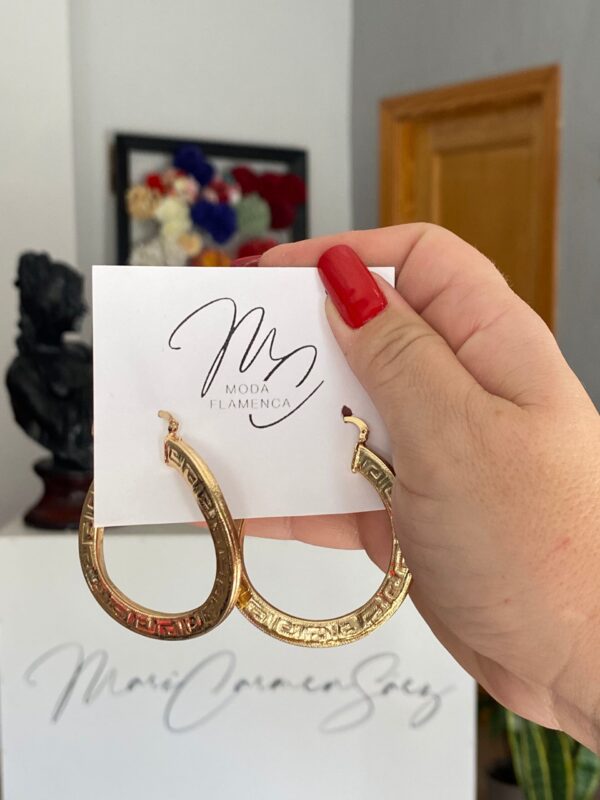 Pendientes de aro irregular plano de flamenca dorados.