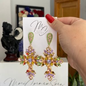 Pendientes de cruz XL de cristales de flamenca multicolor.