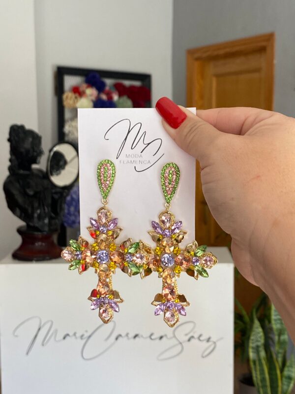 Pendientes de cruz XL de cristales de flamenca multicolor.