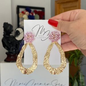 Pendientes de flamenca dorados aros ovalados con flor lila.