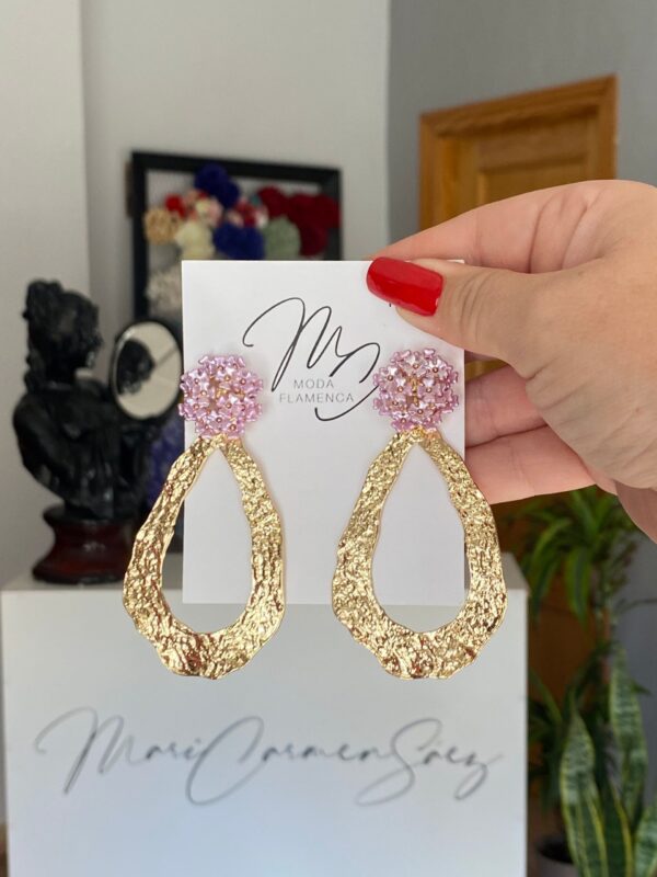 Pendientes de flamenca dorados aros ovalados con flor lila.