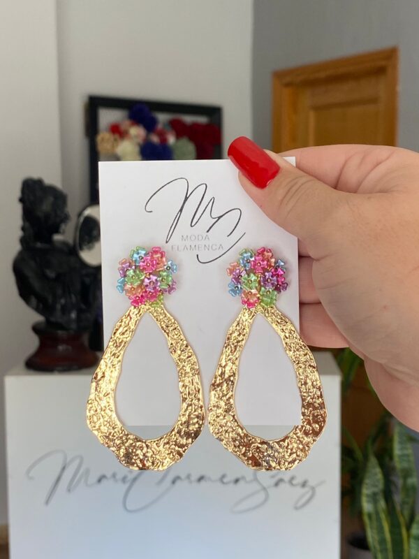 Pendientes de flamenca dorados aros ovalados con flor multicolor