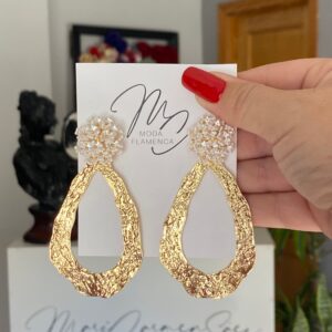Pendientes de flamenca dorados aros con flor blanca.
