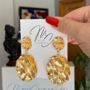 Pendientes de flamenca dorados de relieve irregular.