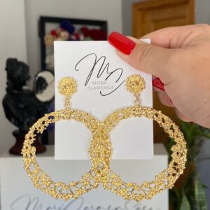 Pendientes de flamenca dorados aros XL relieve floral.