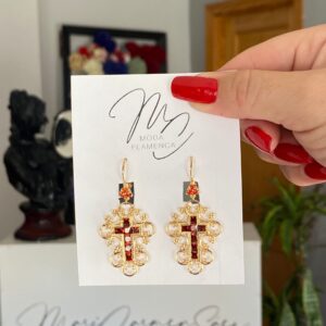 Pendientes de cruz mini flamenca dorados y granate.