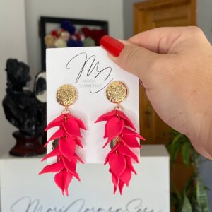 Pendientes de flamenca de pétalos rosas fucsia.