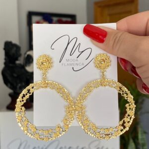 Pendientes de flamenca dorados aros mini con relieve floral.