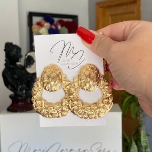 Pendientes de flamenca dorados con relieve.