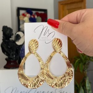 Pendientes de flamenca dorados aro gota con relieve.