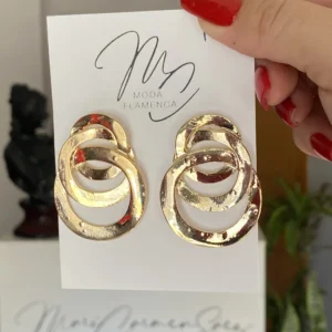 Pendientes de flamenca dorados de aros circulares.