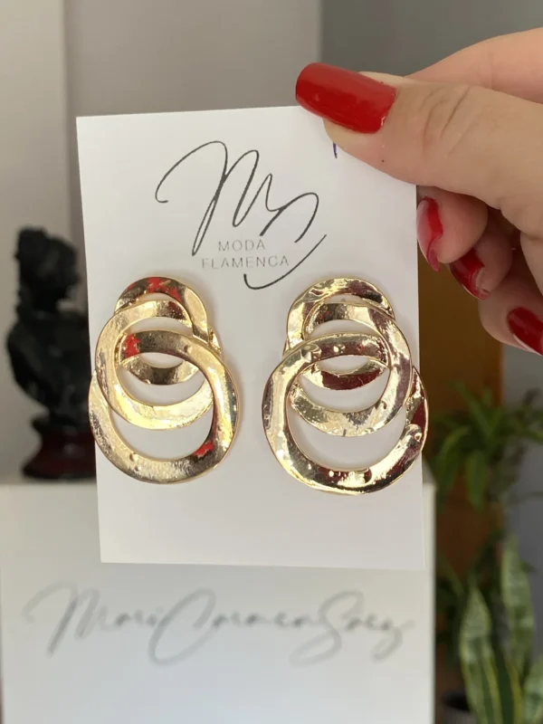 Pendientes de flamenca dorados de aros circulares.