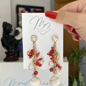 Pendientes de flamenca de corales con perlas y conchas marinas