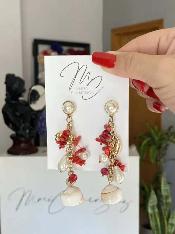 Pendientes de flamenca de corales con perlas y conchas marinas