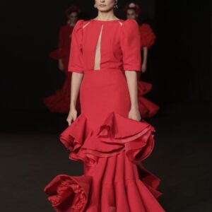 Vestido ceñido a la rodilla. Con aperturas transparentes.