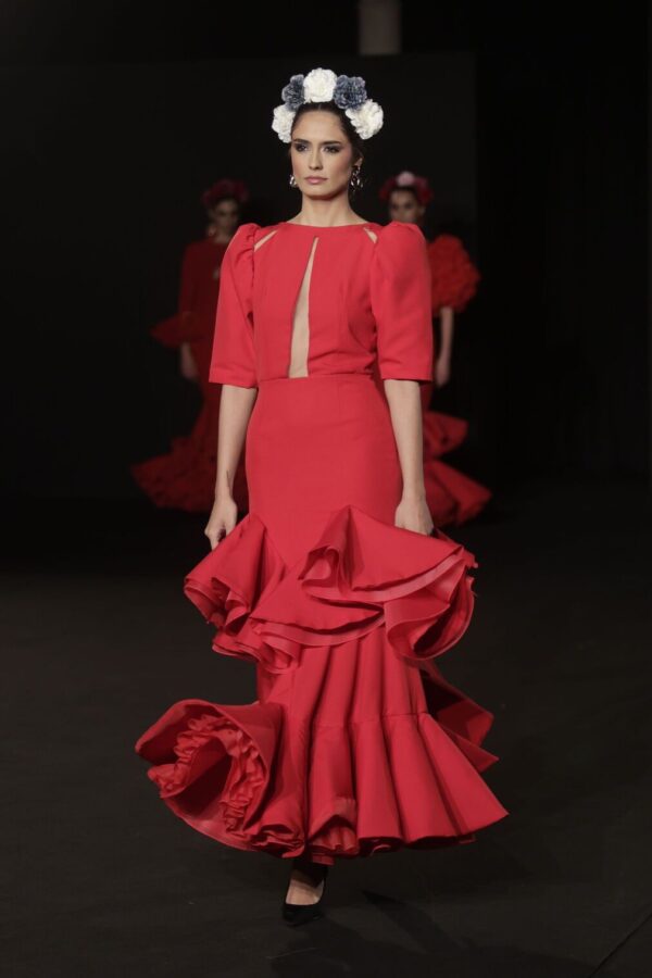 Vestido ceñido a la rodilla. Con aperturas transparentes.