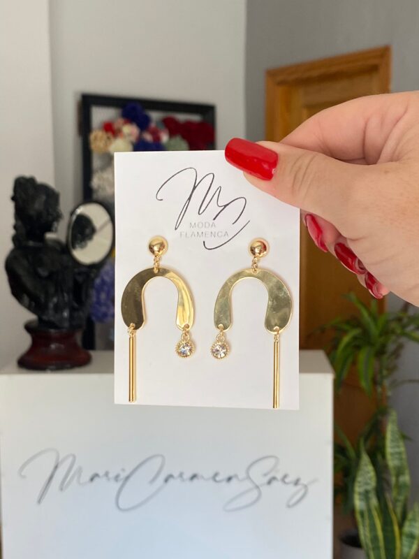 Pendientes de flamenca dorados con un brillo.