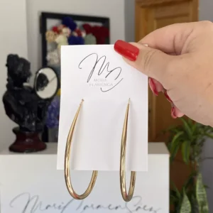 Pendientes de aros ovalados de flamenca dorados.