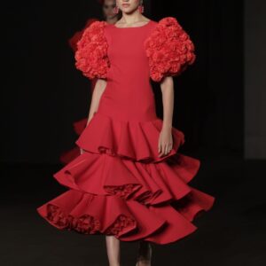 Vestido ceñido a la cadera. Escote delantero a la caja. Con la espalda al descubierto