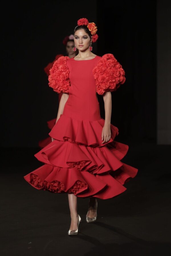 Vestido ceñido a la cadera. Escote delantero a la caja. Con la espalda al descubierto